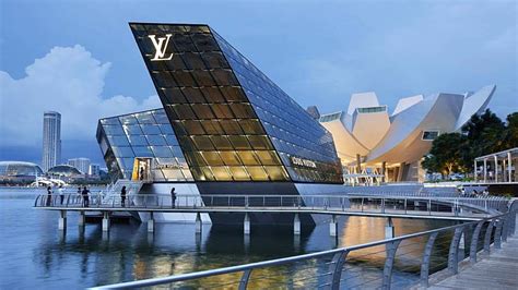 Grand View Of The First Louis Vuitton Floating Boutique